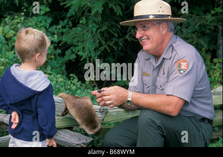 Park Ranger insegna a bambino. Great Smoky Mountains National Park, Tennessee, USA, di Bill Lea/Dembinsky Photo Assoc Foto Stock