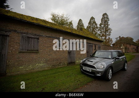 Una Mini Cooper S Clubman è visto nel Buckinghamshire campagna, REGNO UNITO Foto Stock