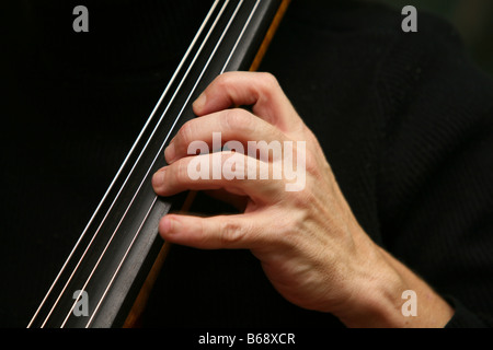 Il violoncellista suonare delle note Foto Stock