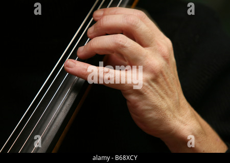 Il violoncellista suonare delle note Foto Stock