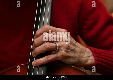 Donna anziana violoncellista suonare delle note Foto Stock