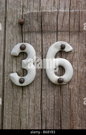 Il numero 36, trentasei, su una scheda a spiovente Foto Stock