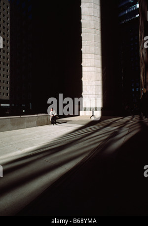 Pochi imprenditori, studio della luce e ombra da grattacieli nel centro cittadino di Philadelphia, Pennsylvania, Stati Uniti d'America Foto Stock