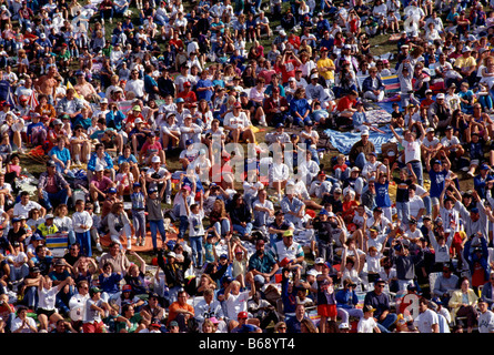 La folla seduto sul fianco di una collina al di là di centro campo a Little League World Series campionato di gioco. Foto Stock