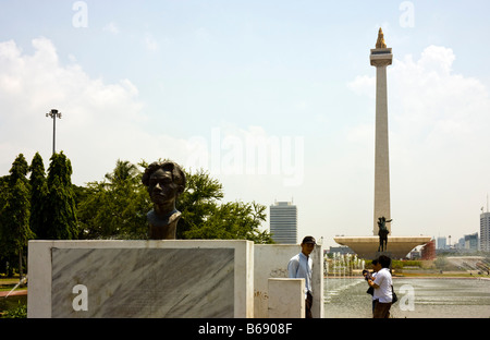 Monumento Nazionale di Giacarta e statua di Chairil Anwar Foto Stock