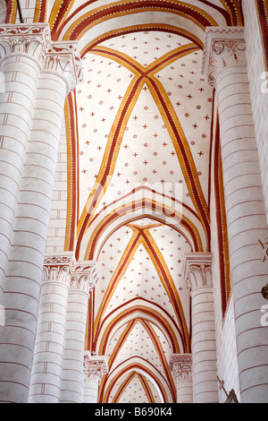 Scultura romanica sui capitelli delle colonne, chiesa di Saint Pierre (11-12secolo), Chauvigny, Poitou, Francia Foto Stock