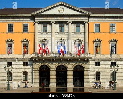Flaggs della Francia, la Haute Savoie regione e l'Unione europea presso il municipio di Annecy, Haute Savoie, Francia Foto Stock