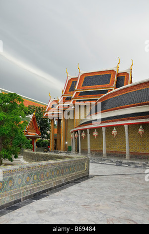 Tempesta tropicale nuvole si raccolgono al di sopra di Wat Ratchabophit a Bangkok in Tailandia Foto Stock