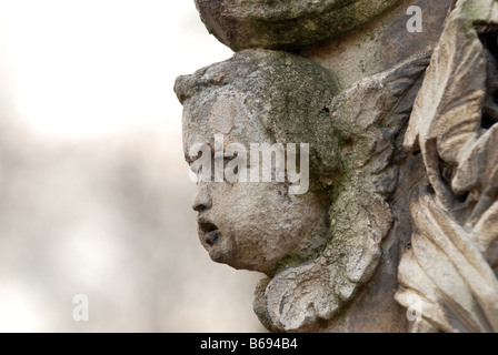 Dettagli della pietra tombale sul vecchio cimitero Powazki a Varsavia, Polonia Foto Stock