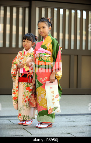 Due giovani ragazze giapponesi vestite in kimono al Tempio di Meiji Tokyo Foto Stock