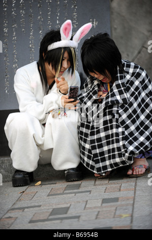 Teenage Harajuku ragazze ogni domenica vestito in loro unico mode - Yoyogi Park, il quartiere Harajuku di Tokyo Foto Stock