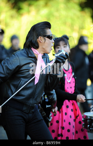 Rockabilly dei ballerini di Harajuku a Tokyo che ballano a 1950 musica al di fuori del parco di Yoyogi ogni domenica Foto Stock