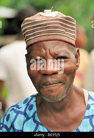 Uomo nigeriano in un villaggio vicino a Lagos in Africa Foto Stock