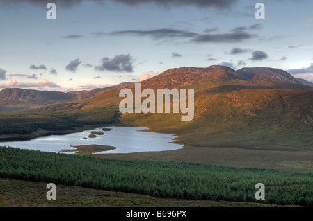 Bencullagh lough lago nahillion Parco Nazionale del Connemara galway ovest Irlanda Cielo di tramonto glow dodici perni benna beola Foto Stock