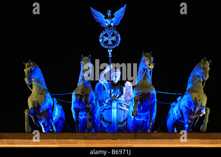 Quadriga sulla sommità della porta di Brandeburgo a Berlino, Germania; quattro cavalli azionato da Victoria dea romana della vittoria Foto Stock