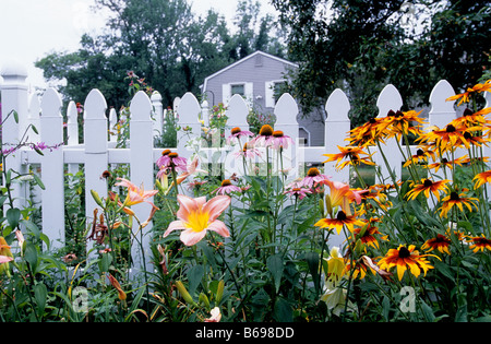 Recinzione di picket bianco e fiori all'ingresso di una casa nel New England USA Foto Stock