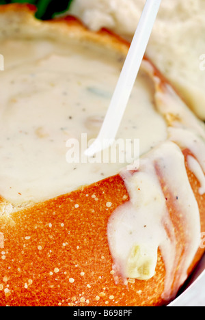 Clam Chowder in un pane di pasta acida ciotola su una pesca di legno dock Foto Stock