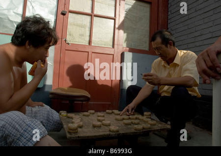 Due uomini scacchi cinesi (xiangqi) Foto Stock