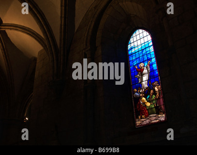 Vetrata nel XIII secolo alcova di Hexham Abbey Foto Stock