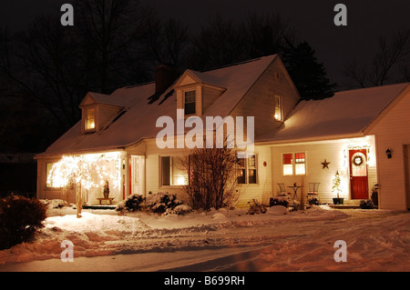 Stile Cape Cod casa decorata per Natale Foto Stock