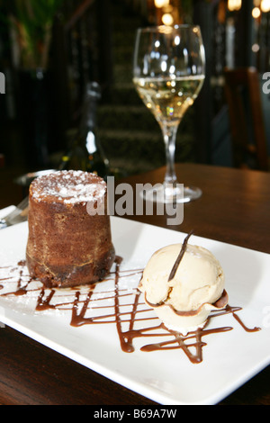 Budino di cioccolato con gelato alla vaniglia Foto Stock