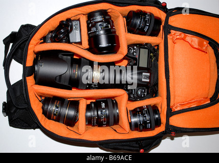 Una borsa per macchina fotografica, perfettamente organizzate, riempito con Nikon attrezzatura fotografica, teleobiettivi, flash, cavi del corpo della fotocamera. Foto Stock