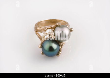 Anello perla, doppietto - argento/bianco perla, perla nera, in impostazione di oro Foto Stock