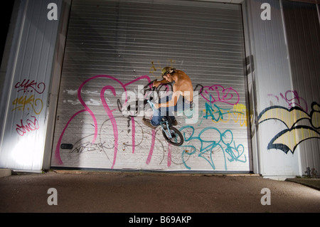 BMX'er fare wallride Foto Stock