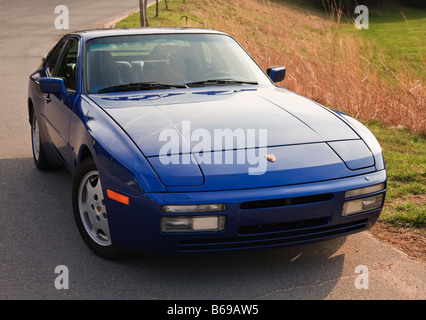 Porsche 944 S2 coupe da un bellissimo campo Foto Stock