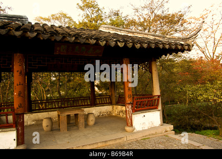 Tessera piccola teahouse coperto con struttura a reticolo in legno sulla cima di una collina a 400 anno vecchio giardino di umile amministratore Foto Stock