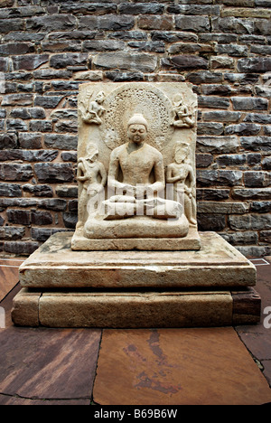 Stupa 1 o grande Stupa : Statua del Buddha dentro lo Stupa locali, Sanchi, Madhya Pradesh, India. Foto Stock