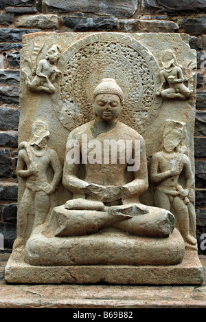 Stupa 1 o grande Stupa : Statua del Buddha dentro lo Stupa locali, Sanchi, Madhya Pradesh, India. Foto Stock