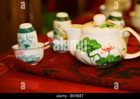 Close-up di una teiera con tazze di tè, Hefei, Anhui, Cina Foto Stock