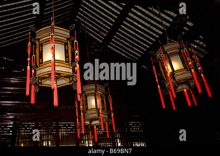 Basso angolo di vista le lanterne cinesi illuminato in un edificio, Yu Yuan giardini, Shanghai, Cina Foto Stock