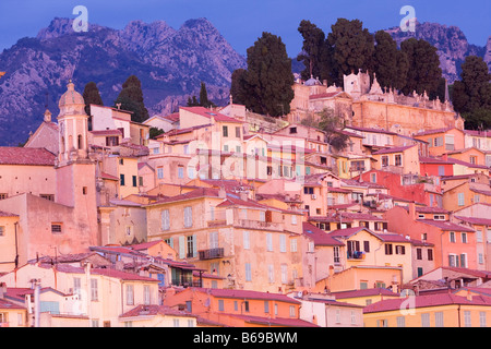 Villaggio costiero Menton con Harbour in francese Cote d Azur al crepuscolo, Francia, Europa UE Foto Stock