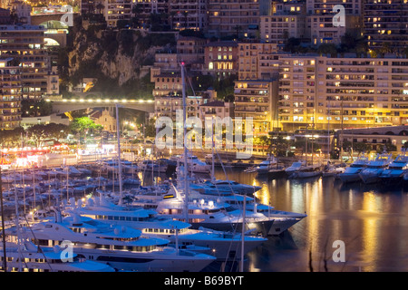 Panoramica il Principato di Monaco e Monte Carlo, porto con barche di lusso e le navi al tramonto, Francia, Europa UE Foto Stock