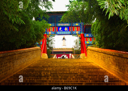 Basso angolo di visione di un cancello, il Parco Beihai, Pechino, Cina Foto Stock