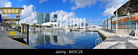 Vista su American Airlines Arena e lo skyline da Bayside Miami Foto Stock