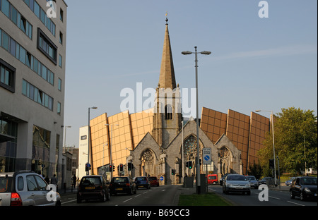 Drake Circus Shopping Complex in Plymouth Devon England Regno Unito e Carlo Chiesa a croce Foto Stock