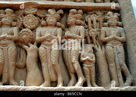 Dettagli scolpiti raffiguranti lo Stupa Puja, che include gli uccelli, gli animali nella puja, Sanchi, Madhya Pradesh, India. Foto Stock