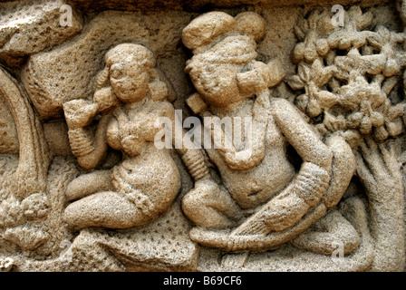 Dettagli scolpiti raffiguranti lo Stupa Puja, che include gli uccelli, gli animali nella puja, Sanchi, Madhya Pradesh, India. Foto Stock