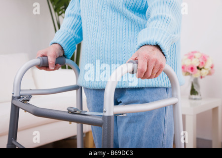 Senior donna con Walker, metà sezione Foto Stock