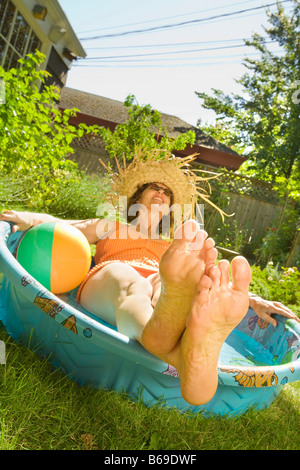 Donna giaceva in una piscina per bambini Foto Stock