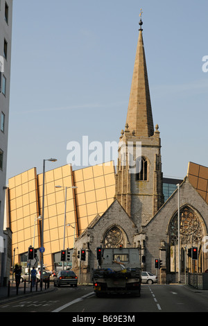 Drake Circus Shopping Complex in Plymouth Devon England Regno Unito e Carlo Chiesa a croce Foto Stock