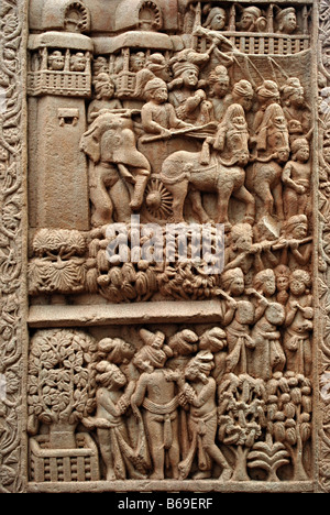 Dettagli scolpiti raffiguranti lo Stupa Puja, che include gli uccelli, gli animali nella puja, Sanchi, Madhya Pradesh, India. Foto Stock