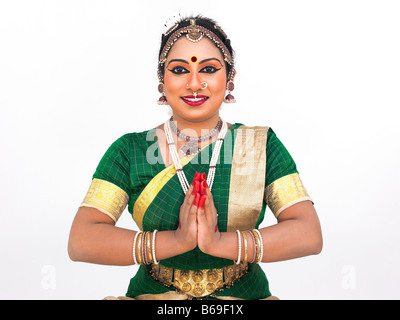 Femmina Bharathanatyam classica ballerino del Tamil Nadu in India del Sud Foto Stock