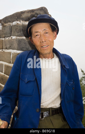 Ritratto di un uomo anziano, la Grande Muraglia Cinese a Pechino, Cina Foto Stock