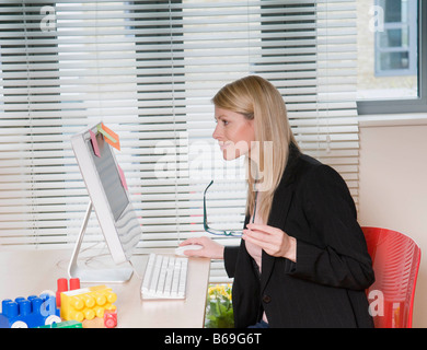 Una donna che lavora da casa Foto Stock