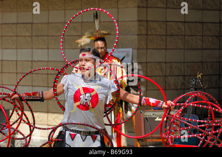 Le Prime Nazioni hoop dancer effettuando al 2008 David Thompson Celebrazioni Bicentenario a Fort Saskatchewan Alberta Canada Foto Stock