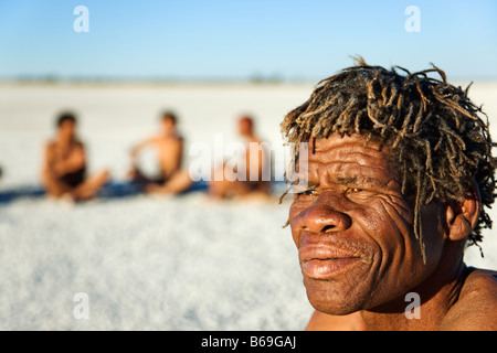 I Boscimani su teglie di Makgadikgadi Botswana Foto Stock